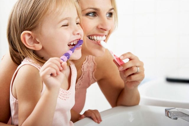 Consejos para enseñar a tus hijos a limpiar su boca