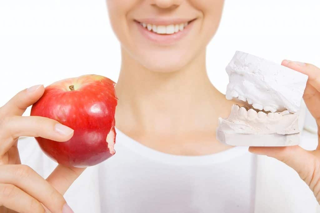 Consejos para comer con una nueva prótesis dental