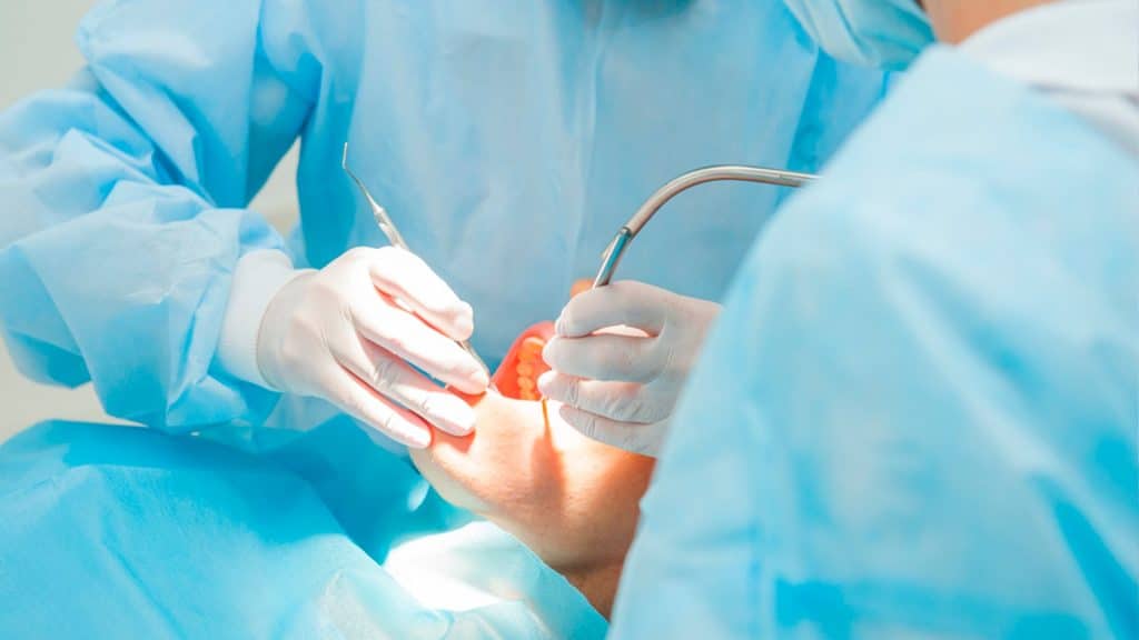 Pros y contras de las coronas sobre implantes dentales CAD/CAM