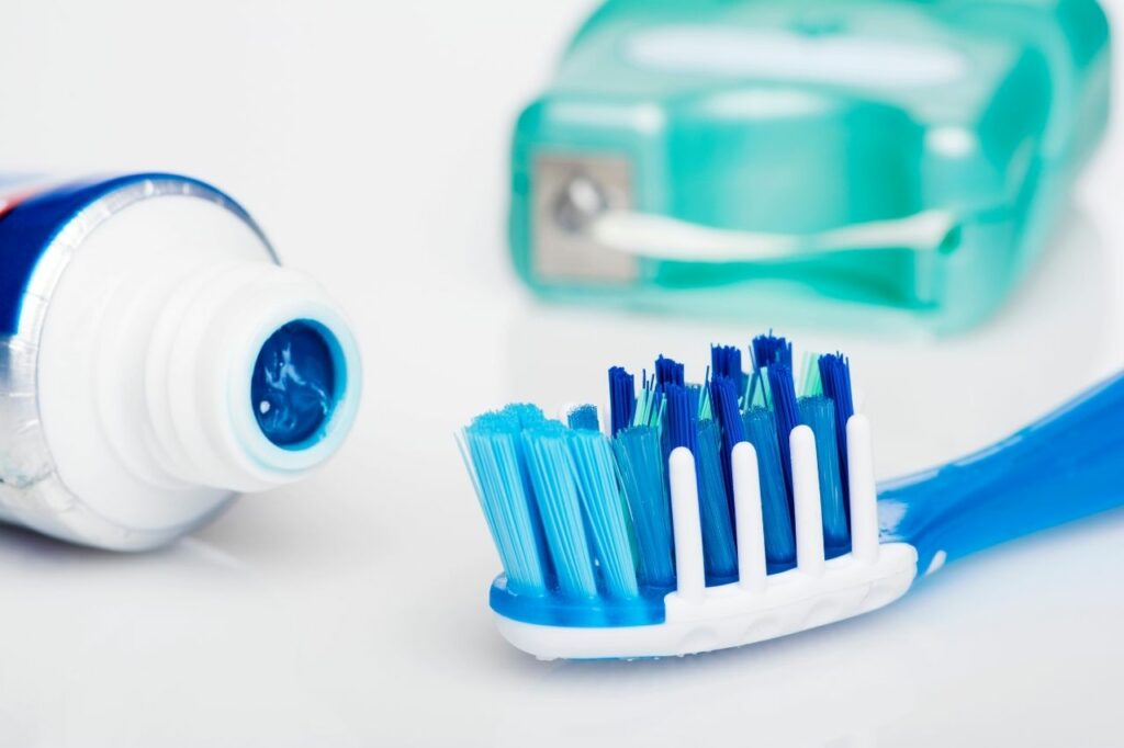 Pasos para limpiar los implantes dentales de forma correcta